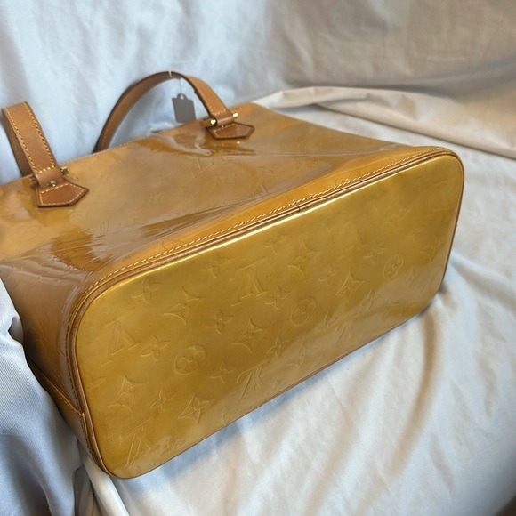 Louis Vuitton Vernis Purse: pre-loved. Beautiful bag. Date code LW0030 - Picture 6 of 14